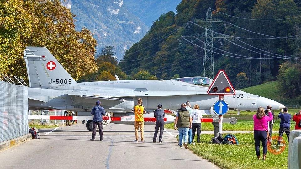 过马路的瑞士空军小虫子，欧洲中小国家国土面积有限，许多都有利用公路作为战机起降跑