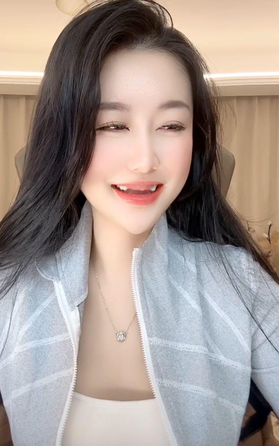 女人深爱男人
入骨的表现
1.爱趴在男人身上撒娇
2.爱握紧男人的手
3.喜欢搂