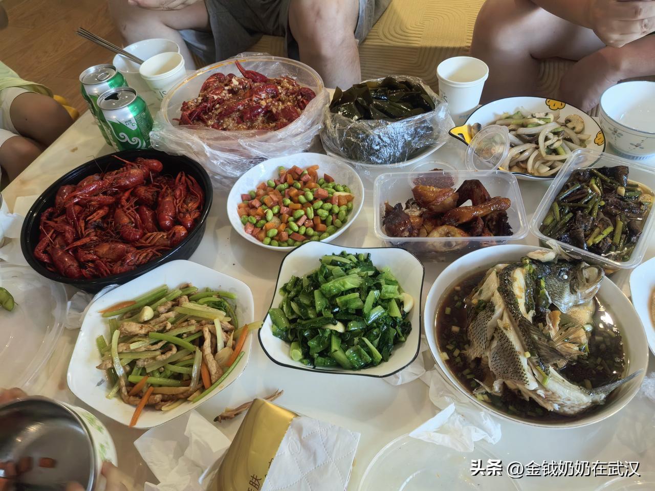 昨天我很高兴，一个侄子军出差来武汉，特意带着礼物来看我。

武汉昨天热的如火炉一