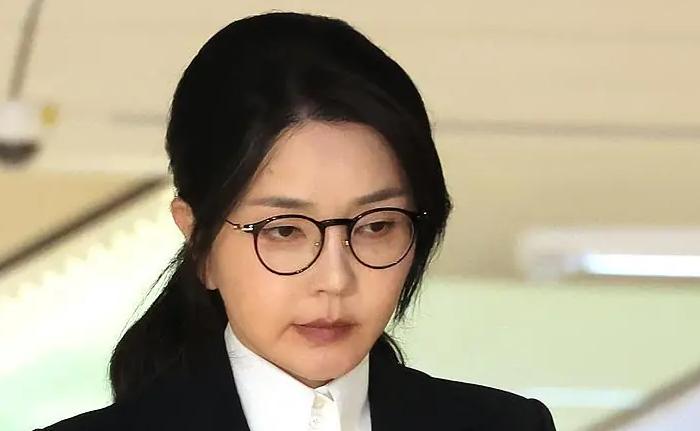 韩坛再震，金建希案二审法官死在法院内！刚审结前总统夫人重案的二审主审法官，被发现