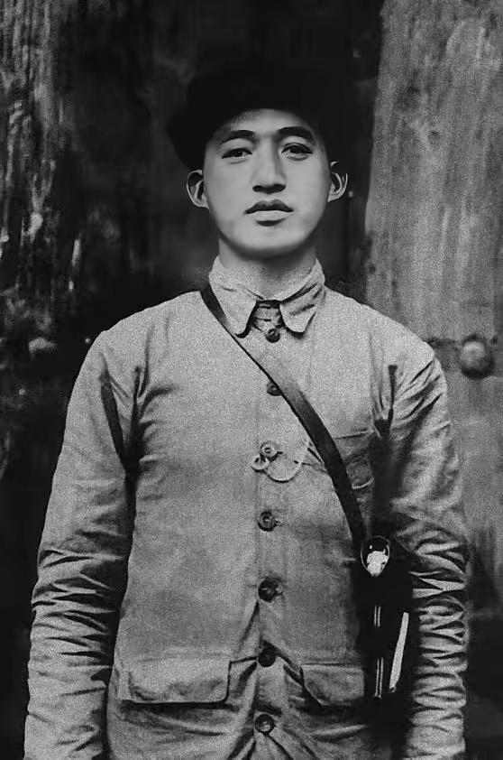 长征微评 他28岁牺牲，却带出了97位共和国开国将军】91年前的今天，红25军政