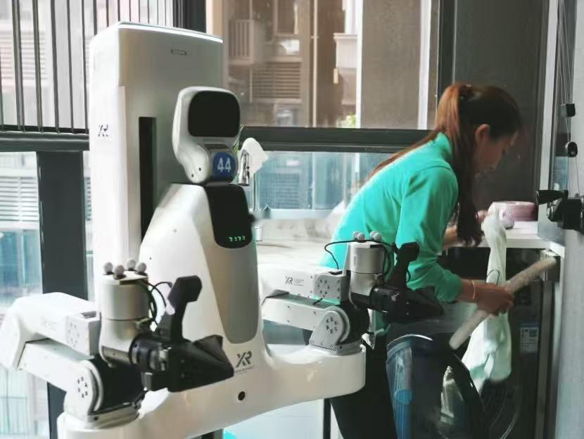 进家庭干活的机器人终于来了 终于有机器人不是在台上跳舞，而是真的进家干活了！这波