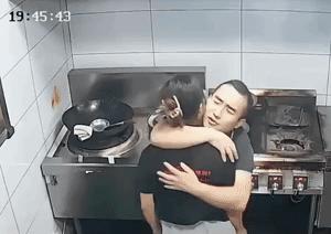虽然这家饭店的生意并不好。
但是饭店老板和老板娘夫妻俩人看起来却很恩爱？
像这种