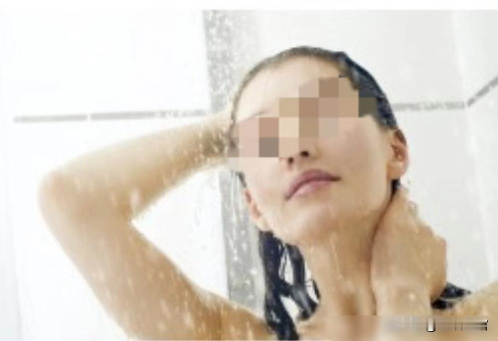 浙江温州，女子合租房洗澡被偷窥，叫来男友后发现室友疑似偷窥并反锁房门。敲门无果且