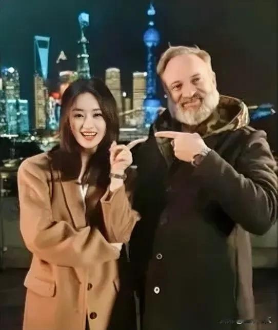 赵丽颖身着时尚品牌的大衣，漂亮迷人，气质出众，长发披肩，温柔大方，极为养眼！赵丽