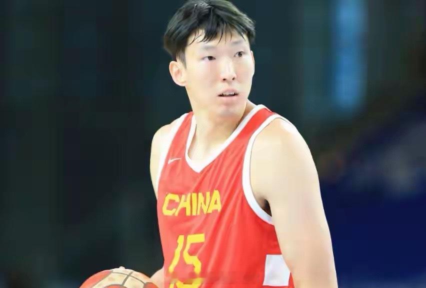 男篮世预赛再战韩国，12人名单与首战一致，赵睿因伤仍无法出战。为扭转败局，球队需