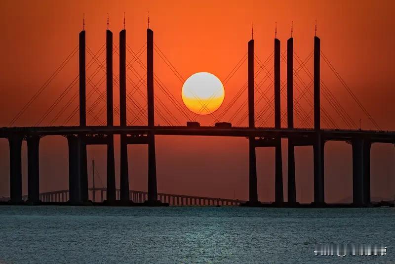 我拍到的落日瞬间 我也超爱捕捉落日瞬间！之前在海边，我拍到了绝美的一幕。橙红色的