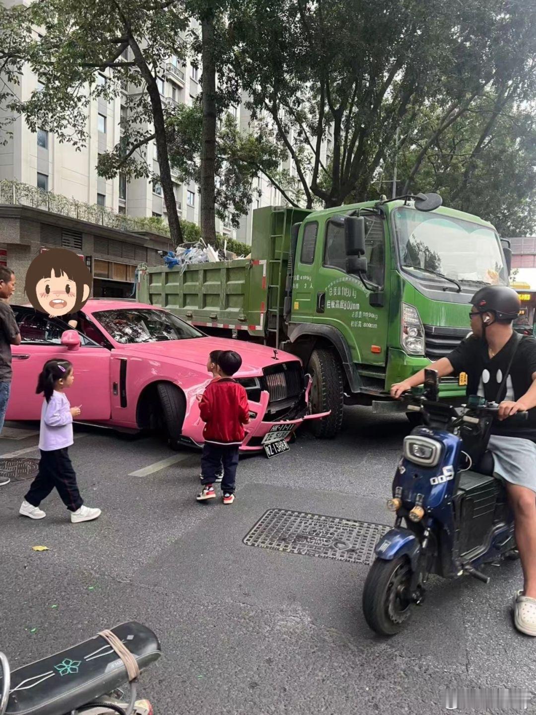 #劳斯莱斯出车祸司机淡定拍照发圈# 假如你开一辆劳斯莱斯被撞了是一种什么心情？ 