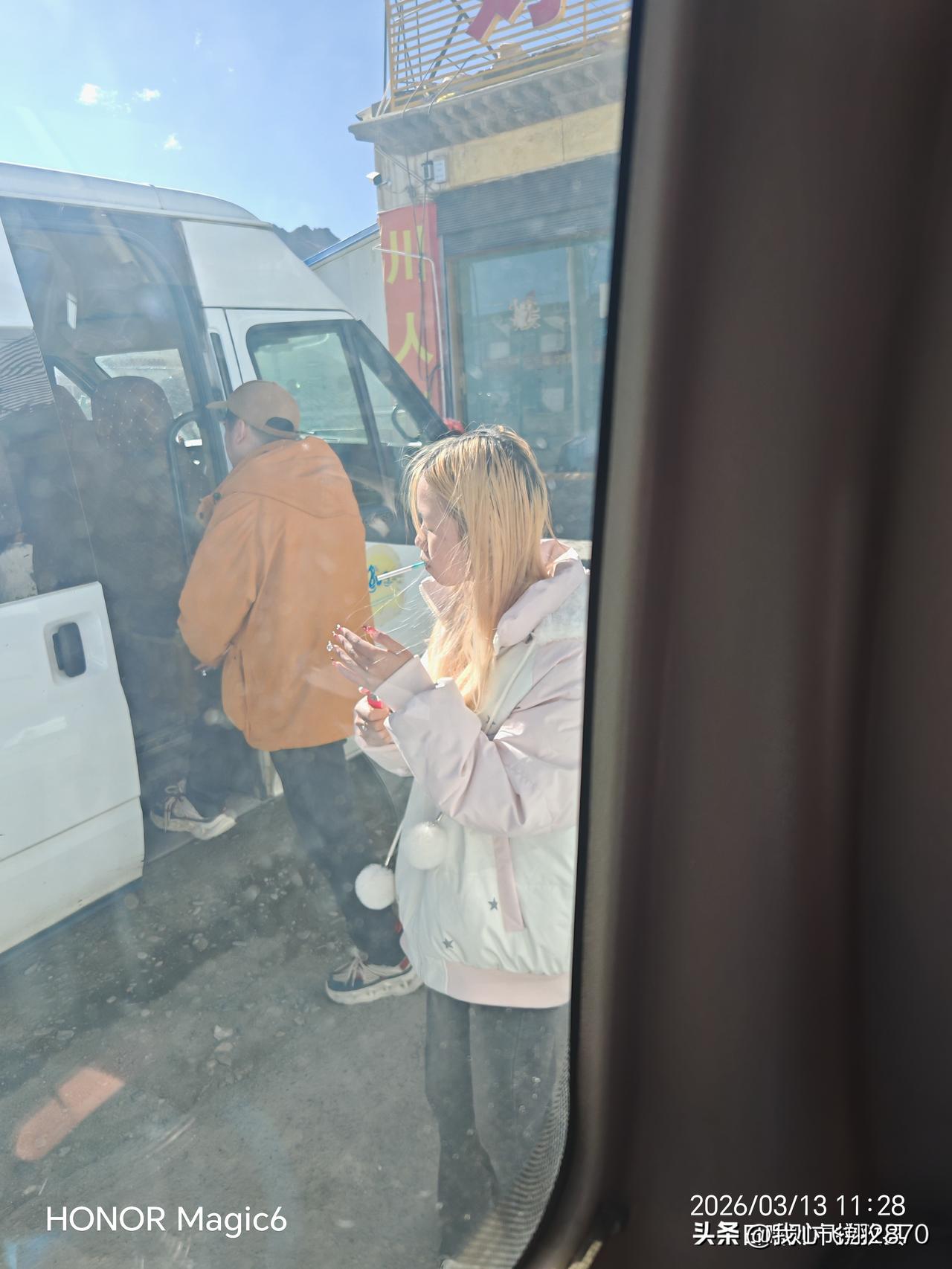 现在有的年轻人真让人不理解了，小姑娘好端端的非得要把黑发染成金黄色，再怎么染也变