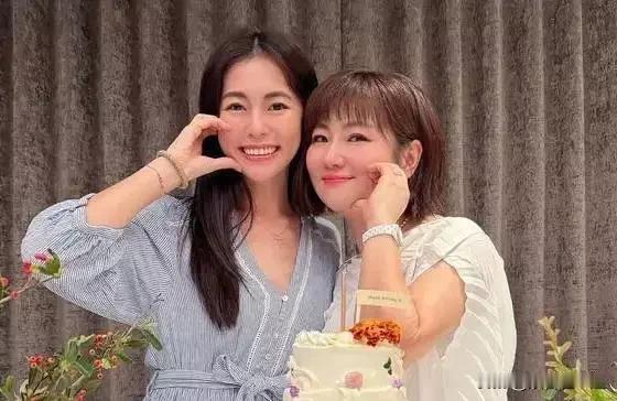 11月3日台媒报道，任容萱出席活动时证实与男友分手，还否认了姐姐Selina怀二