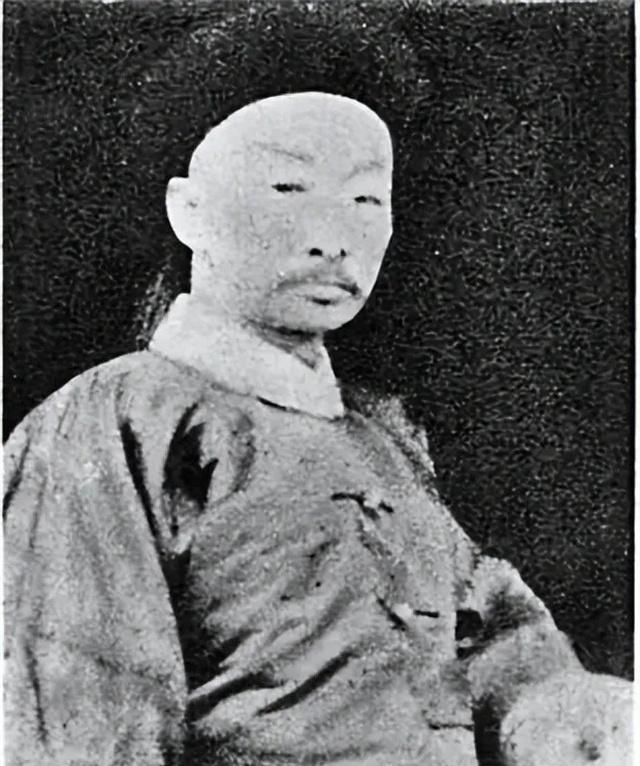 1880年夏，慈禧的屁股上长了个疖子，所有太医都看不好，因为老佛爷的屁股谁敢摸呀