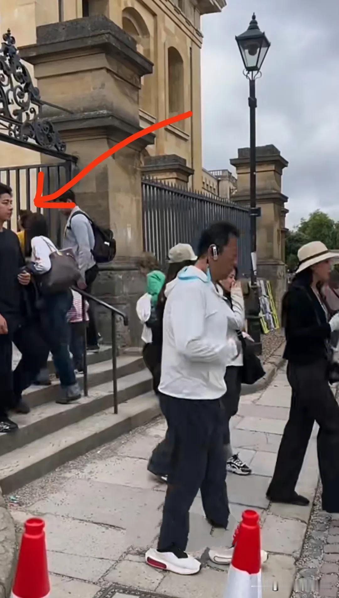 近日，郭涛父子二人现身牛津大学，郭涛白色防晒服，黑色裤子，身材发福，小肚腩隆起，