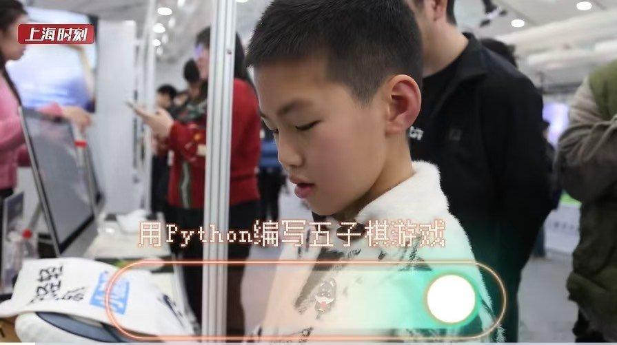 10岁小程序员用哪吒敖丙做五子棋 在10岁的年纪能够拿下这么高的成就，确实有点实