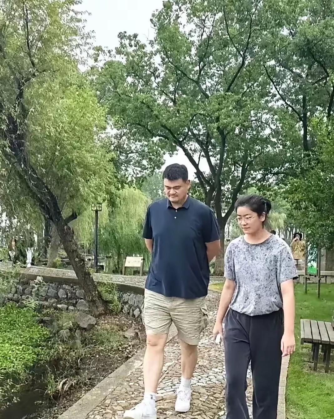 姚明的女儿都这么大了，外表和身材长得和爸爸一模一样，印象当中还是姚明怀里抱着女儿