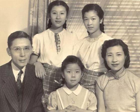 1929年，27岁清华教授周培源被催婚。朋友拿出一沓照片让他选女友。他漫不经心随