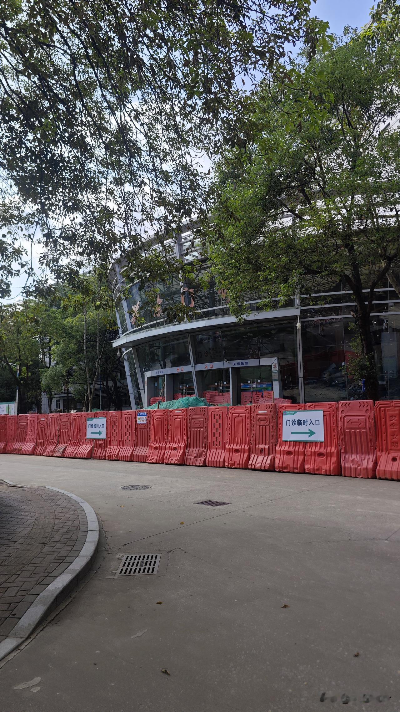 大家吐槽的南沙中心医院门诊部这个楼梯终于开搞了，不过大家也不用太高兴，因为从高度