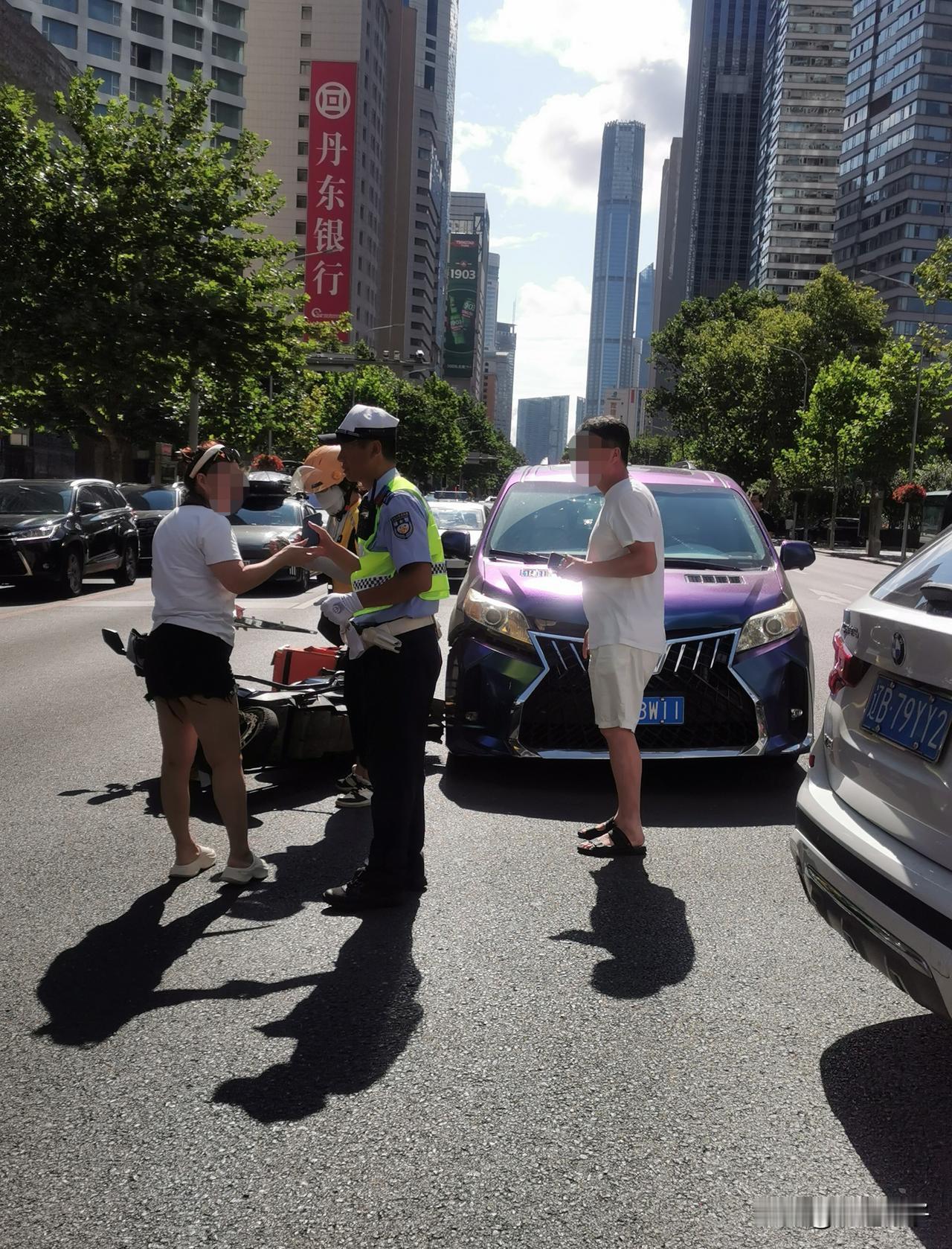 昨天下午2:45，路过人民路和致富街十字路口，发现一辆私家车和一位送餐小姐姐相撞