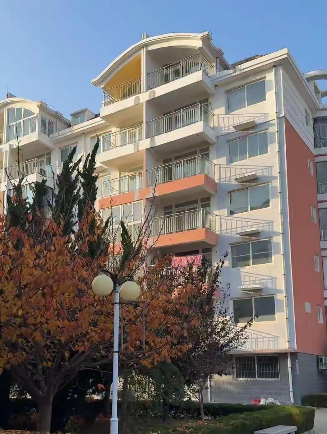 近日，有河南网友发视频称，她老公通过网络拍卖平台花8万元网购了一套位于山东威海乳