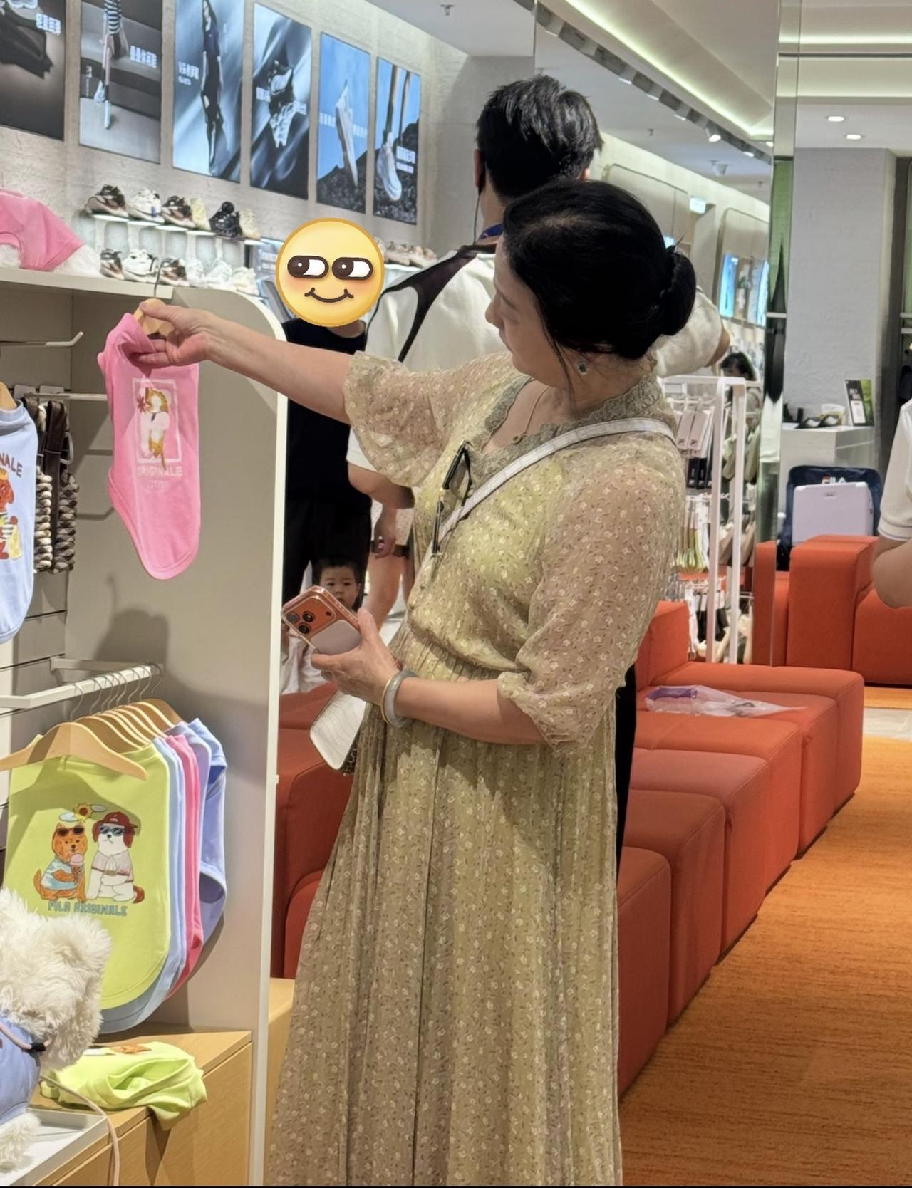 刘亦菲妈妈在商场里给刘亦菲的狗狗买衣服，小狗的待遇也太好了吧。

7月5日，有网