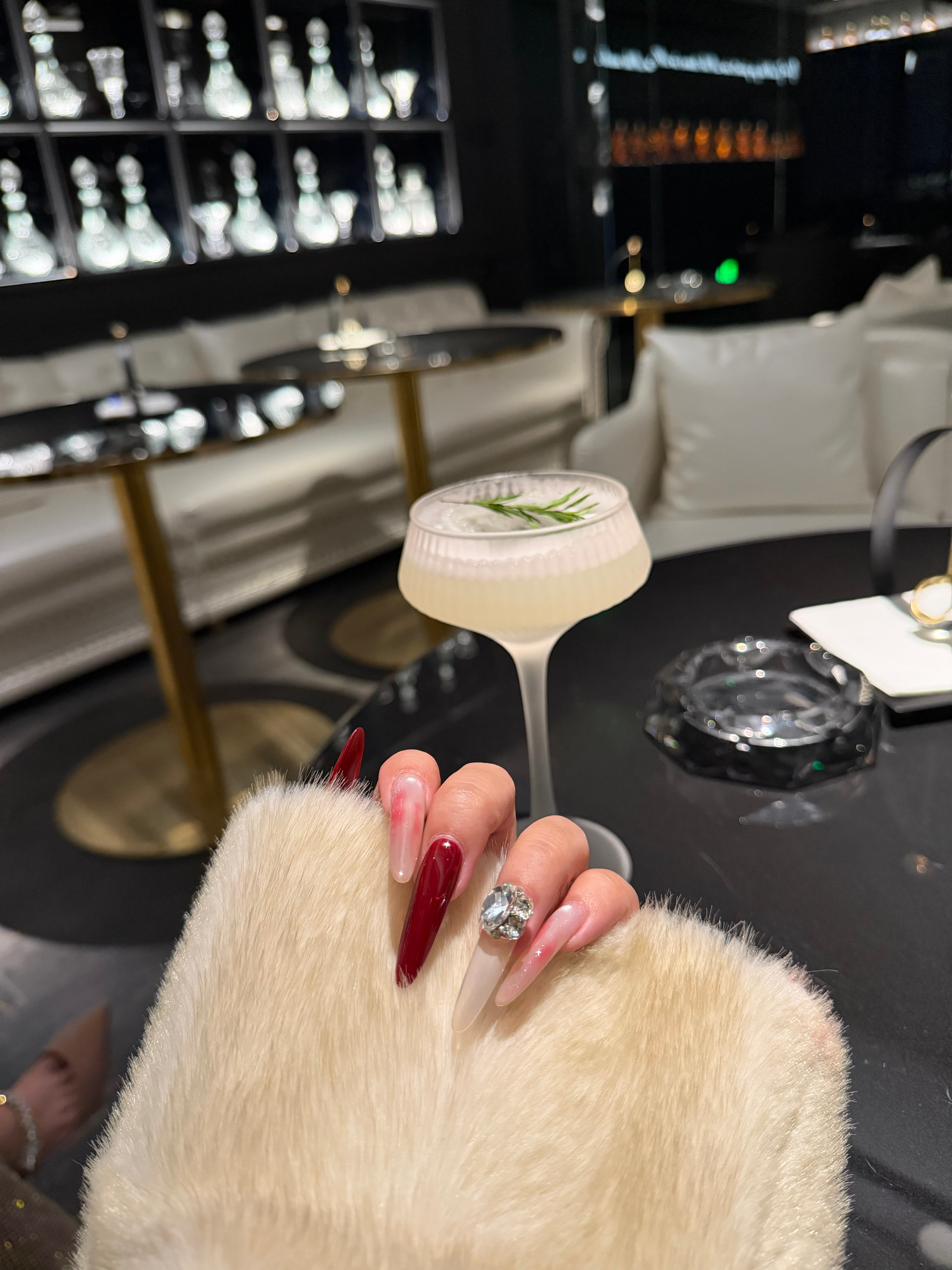 上一秒还在美美欣赏自己的美甲下一秒就被我弄折了 