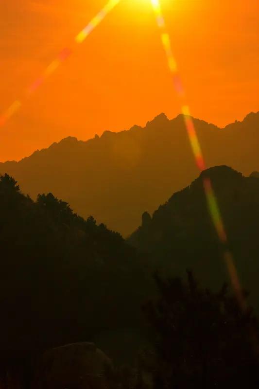 “千山迎落日”，这画面感绝了，连绵群山迎接落日，那场景要多壮观有多壮观。要接下半