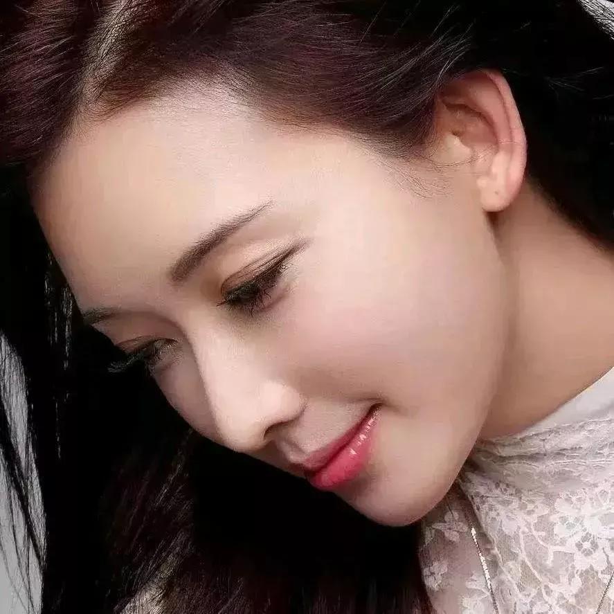 温柔微笑，静谧美好，如梦似幻。少女感笑容 元气满满的微笑 微笑 微笑 温婉眸光 