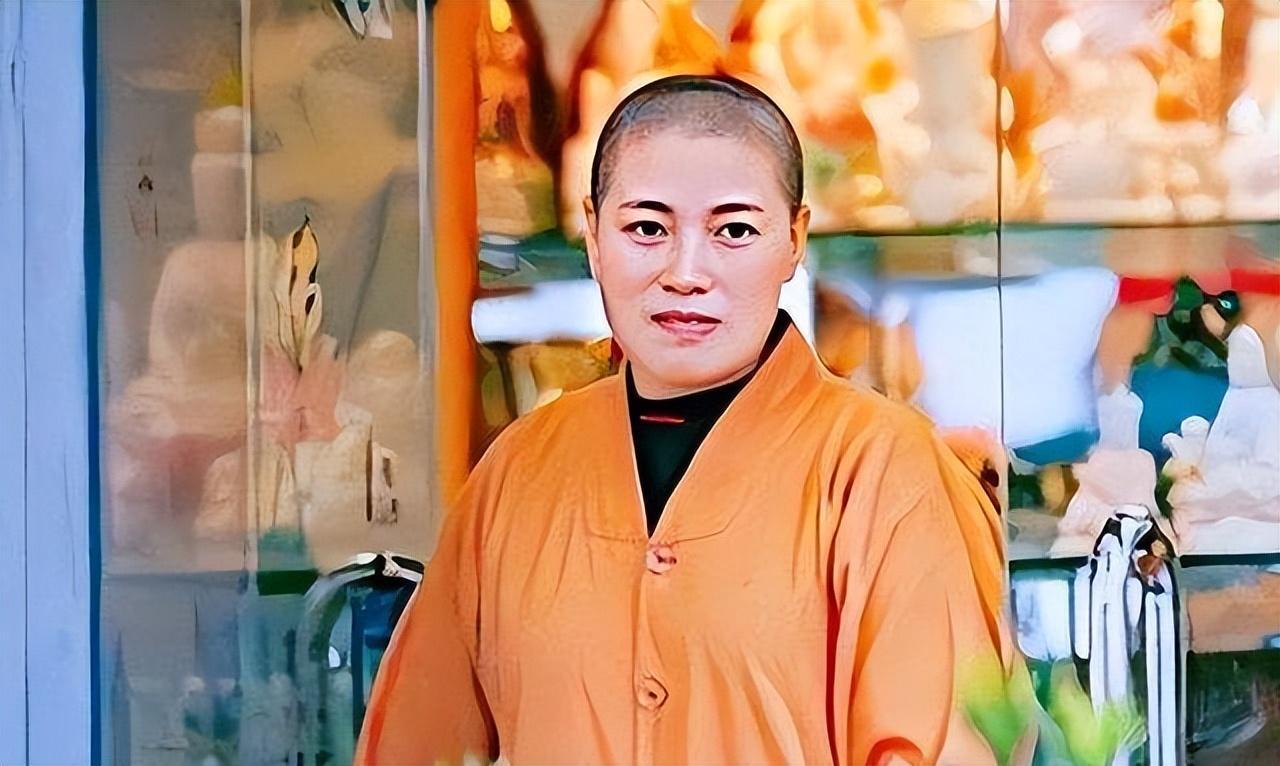 她白天诵经供佛，是一个无比虔诚的尼姑，晚上就戴着假发、穿着黑丝，开着几百万的豪车