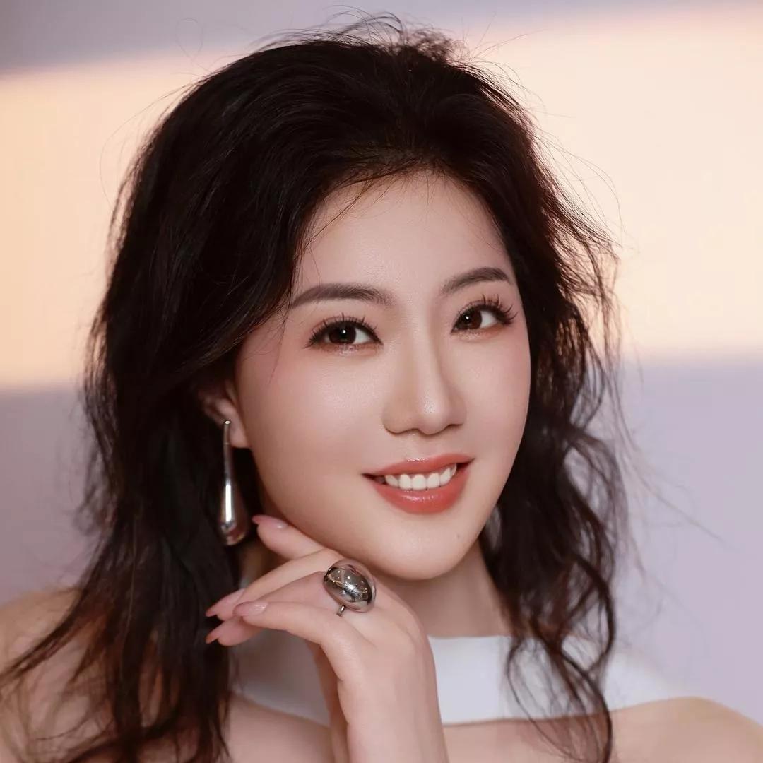 优雅甜美，温柔的微笑，如画般的美人少女感笑容 少女感微笑女孩 美少女的微笑 温柔