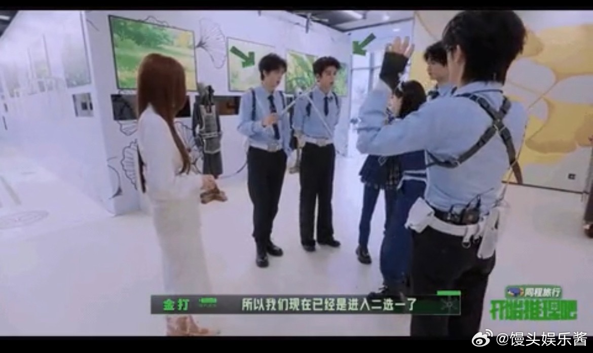 杨超越怎么也成综艺混子了？上节目一直玩手机，其他嘉宾都在积极讨论就她自己玩手机，