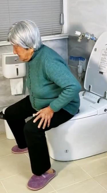 我妈今年63岁，出门前的“厕所魔咒”算是无解了。每次喊她出门，她第一反应不是找包