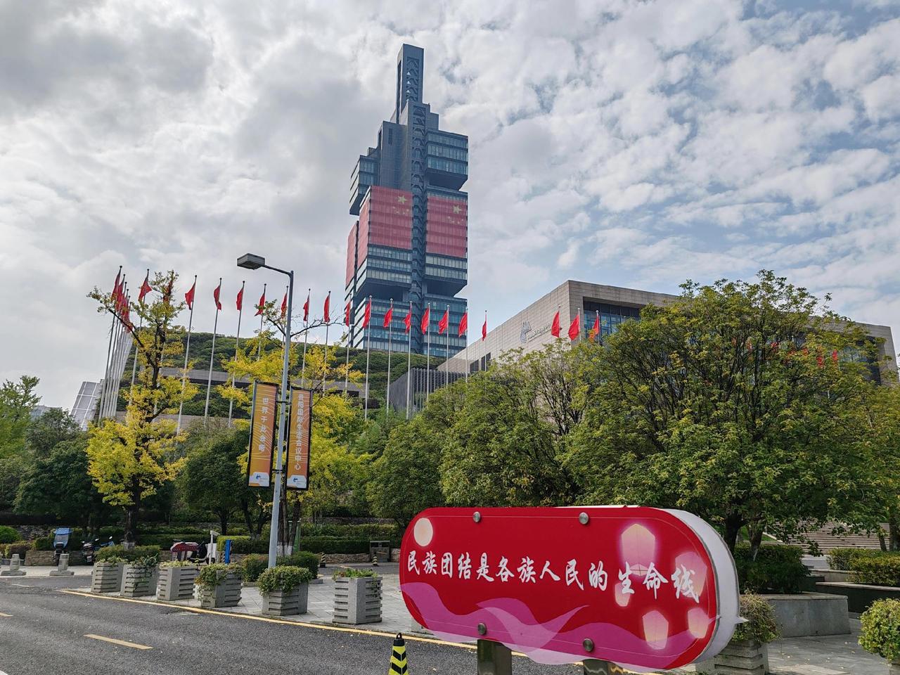 案件和事件有共同特点，信息对称特别重要，要创新工作方式方法。形成合力就会一切越来