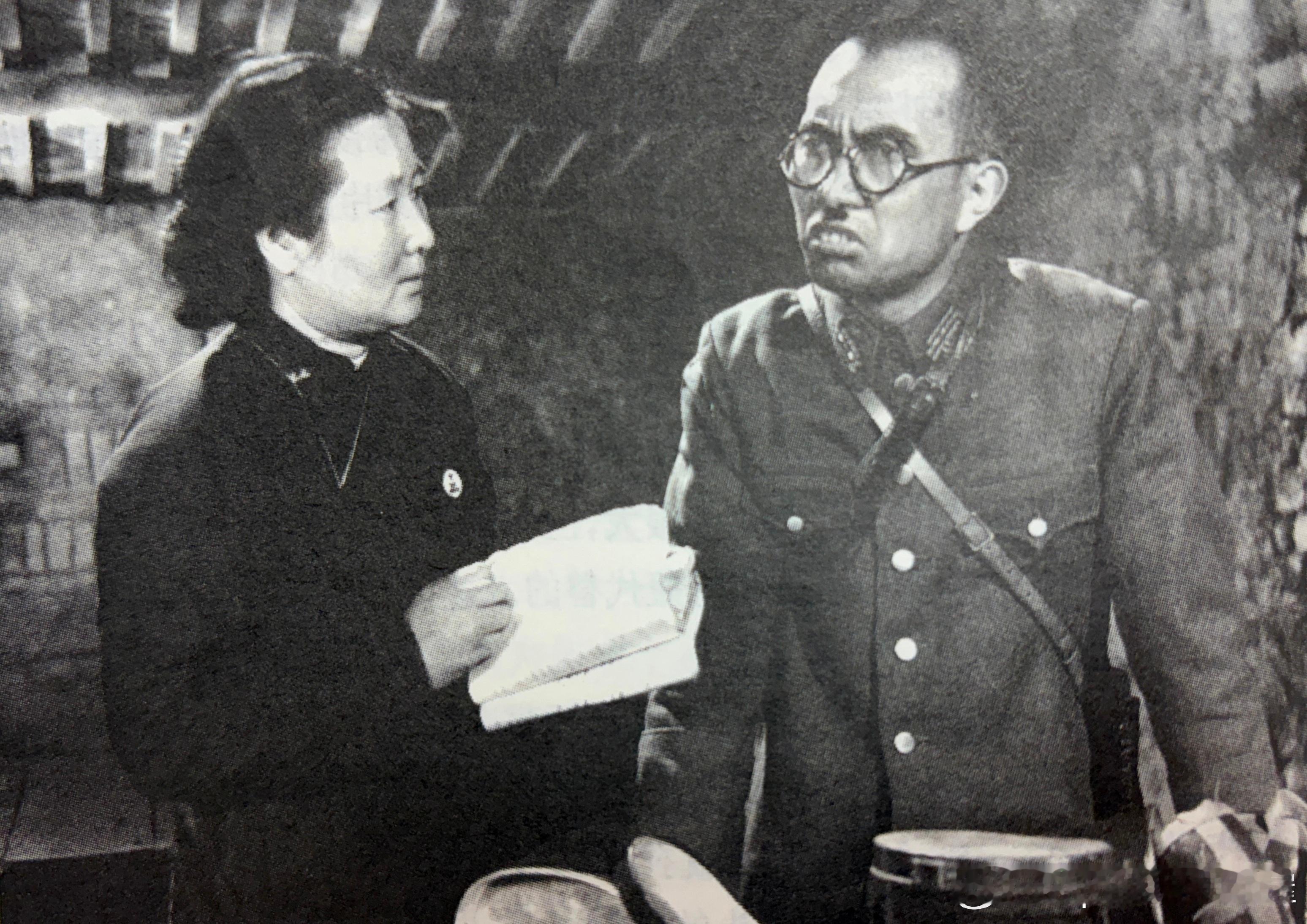 1954年王萍在电影《冲破黎明前的黑暗》拍摄现场给饰演山本的张元方说戏历史影像