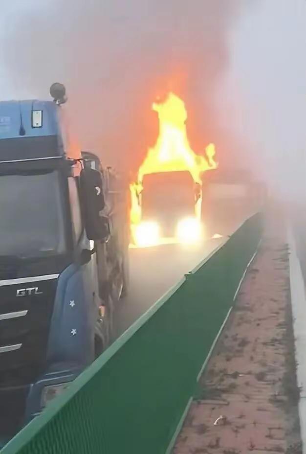 10月28日上午，津石高速静海服务区天津方向路段笼罩在一片浓雾中。据多位途经车主