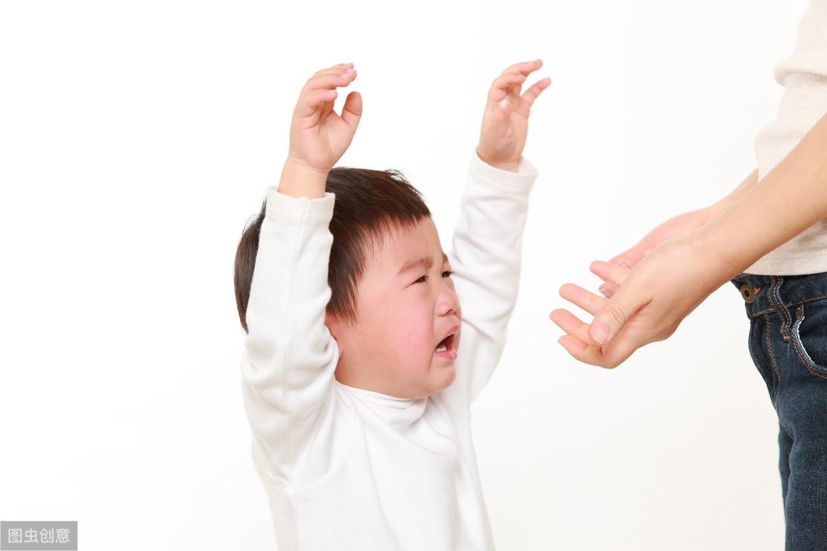 当孩子被妈妈骂了之后，为什么会一边哭一边让妈妈抱？
原因一：妈妈在发火的时候，孩