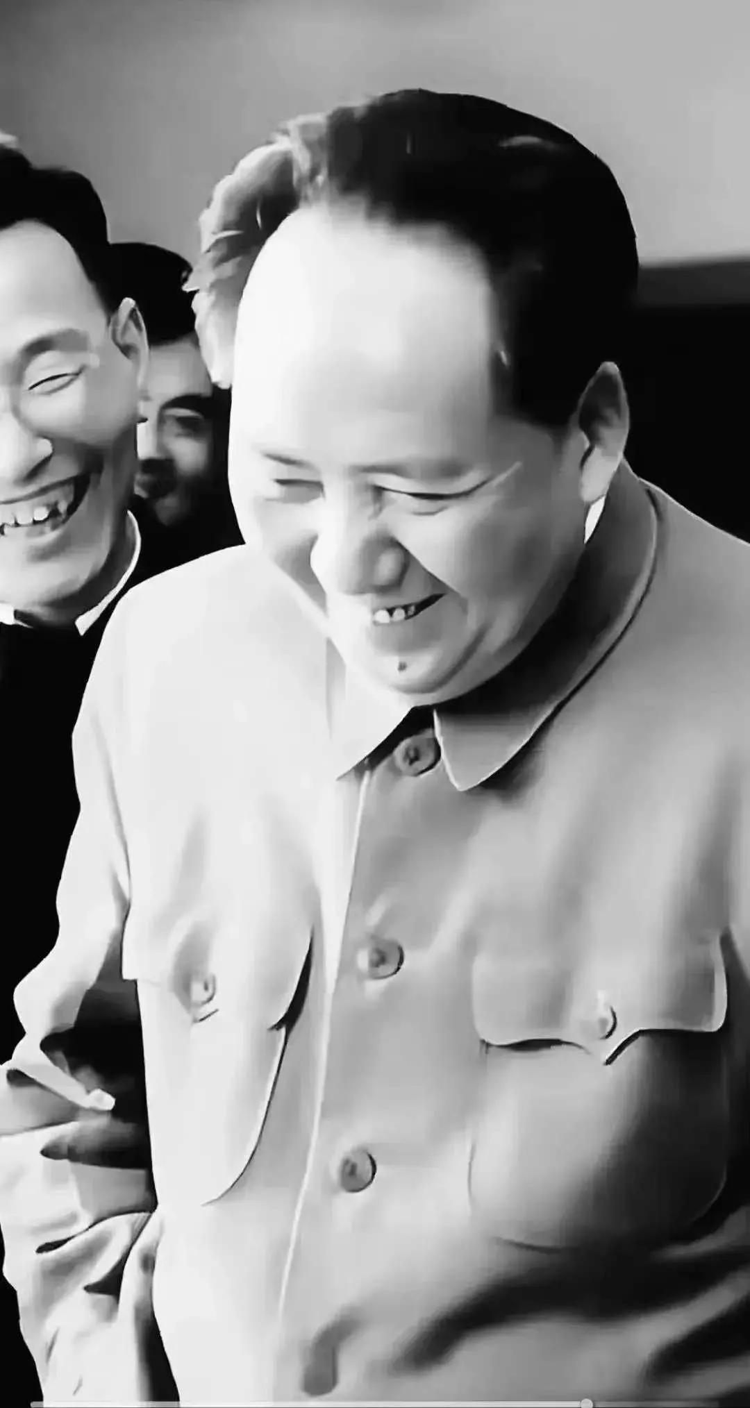 这张照片拍摄于1962年，毛主席笑得都合不拢嘴了，因为中印反击战，张国华将军刚刚
