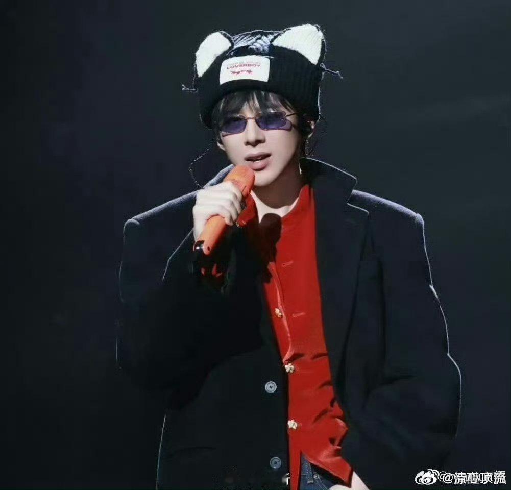 刘宇宁今天是抓娃娃机 刘宇宁春晚舞台真的好鲜活！唱《扑通扑通》活力满满，结尾撒玩