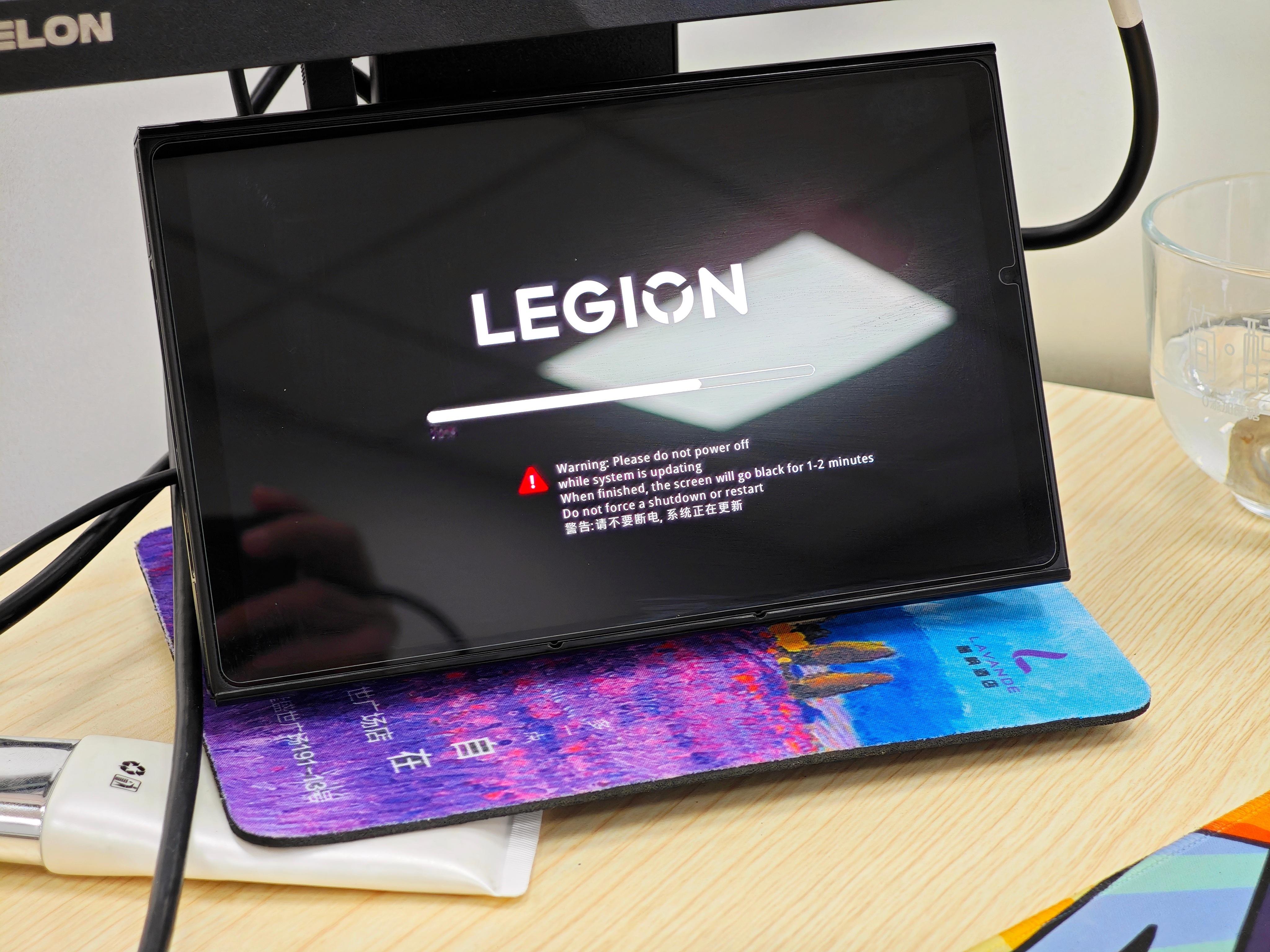 联想的这个掌机真好用，玩个《赛博朋克2077》低画质下也没问题。系统更新挺有意思