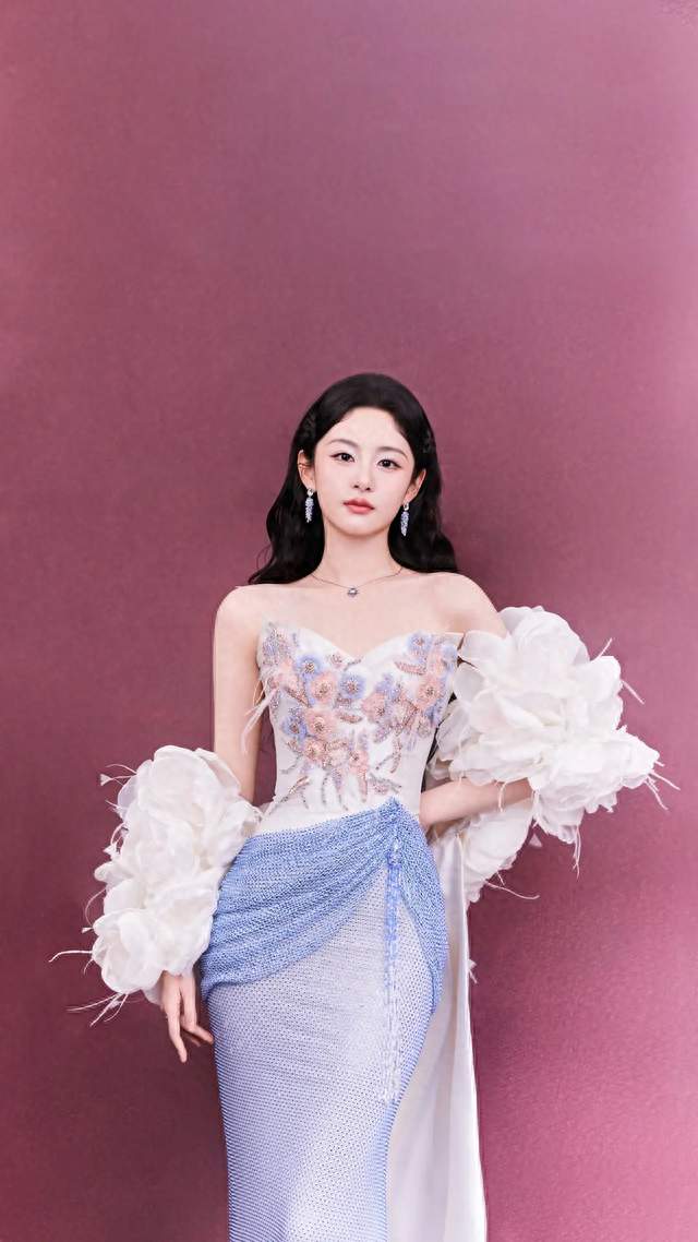 赵晴一袭蓝裙缀花亮相，宛如深海精灵
