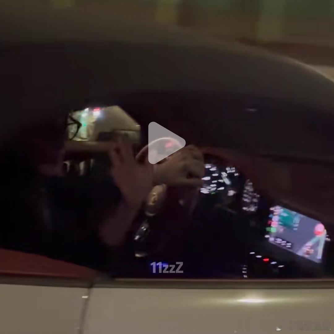 保时捷车主当交警面威胁，说要让人家"干不成"，结果呢？🔹 事情很简单：这位大哥