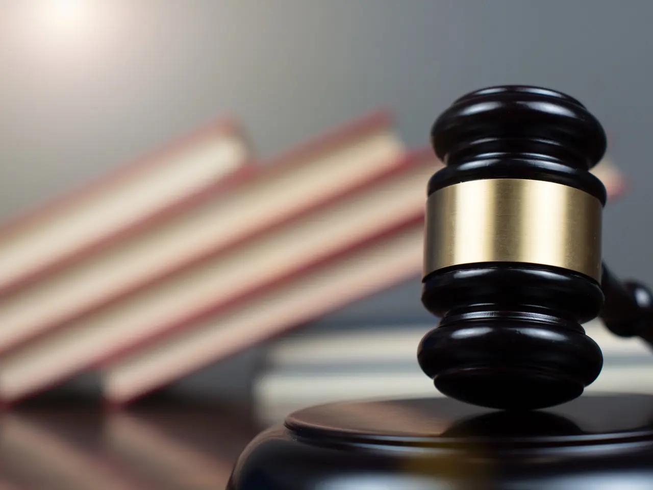 女子疑丈夫出轨闺蜜，花9000元雇“私家侦探”追踪被判刑

这是一场看似普通的婚