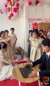 当代年轻人的抽象是Toplevel了 当代年轻人抽象到Toplevel，嘴撕榴莲
