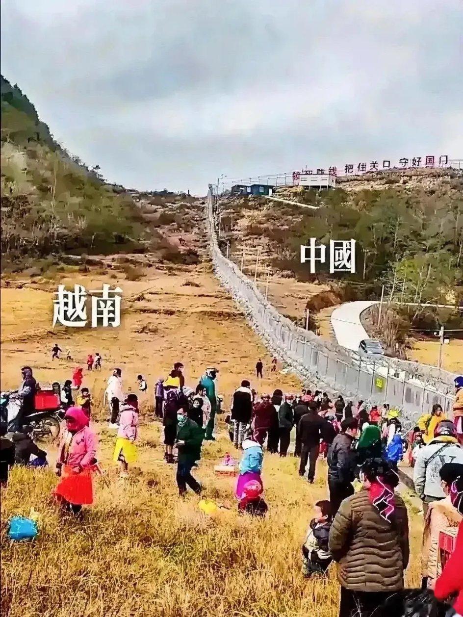 中国越南，山水相连。一墙之隔，望眼欲穿。在中越边境，许多越南人聚集在一起，期待得