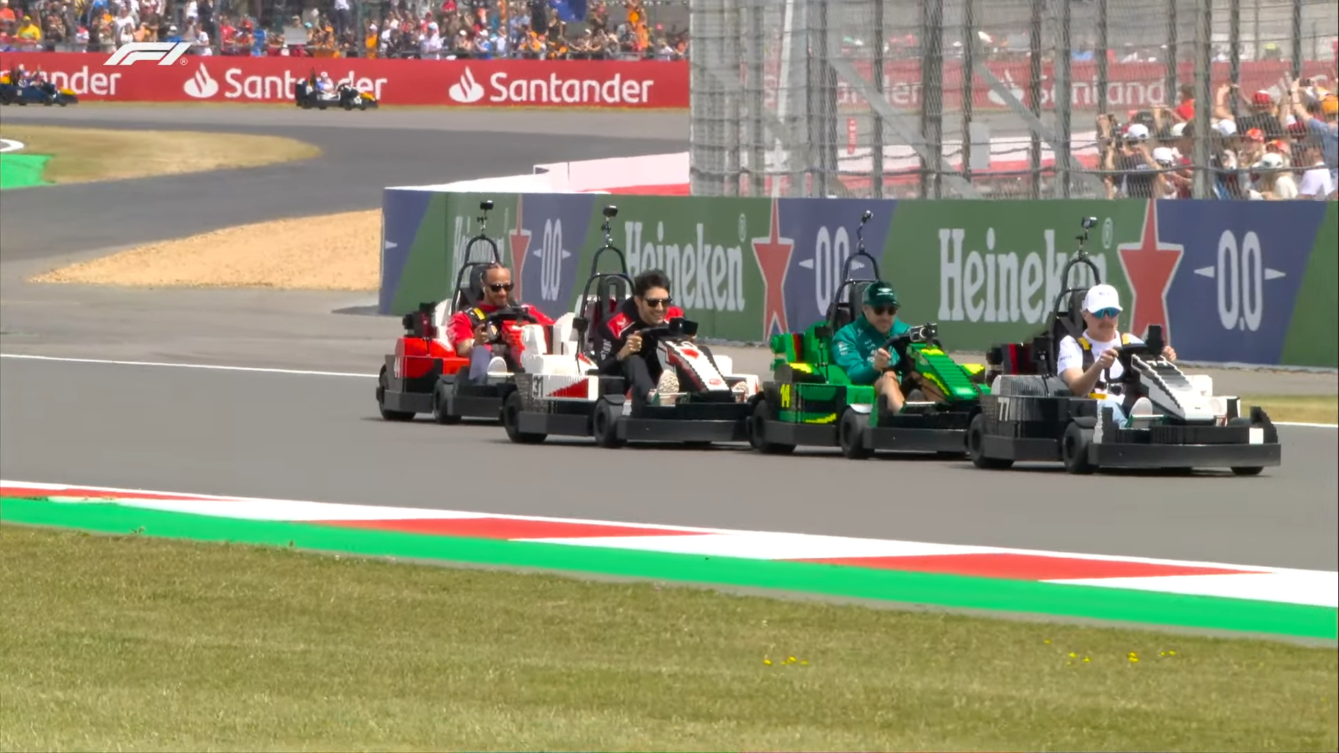 超级认真地在吸尾流！F12026F1英国大奖赛