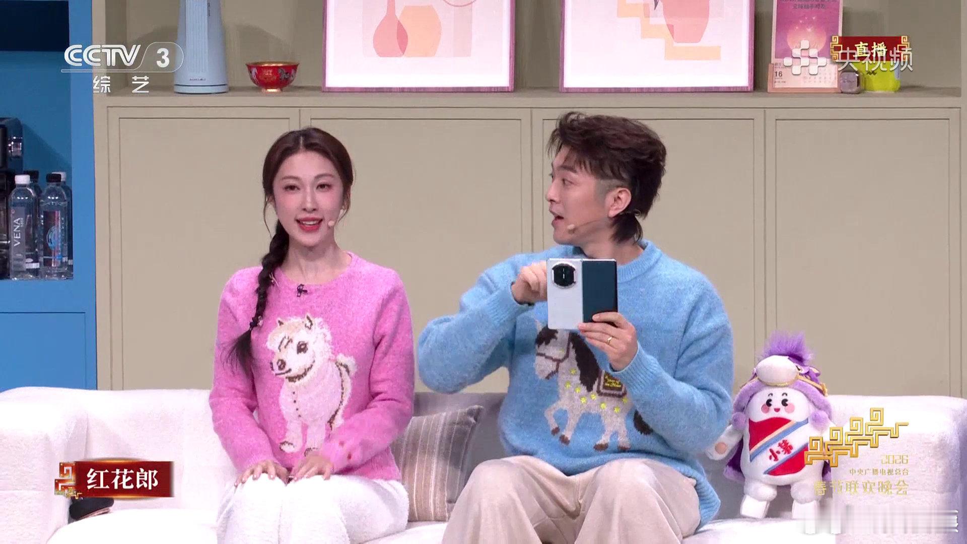 张小婉毛衣有预感张小婉这个粉色毛衣又要火了，这毛衣被小婉穿得也太嫩了！张小婉粉色