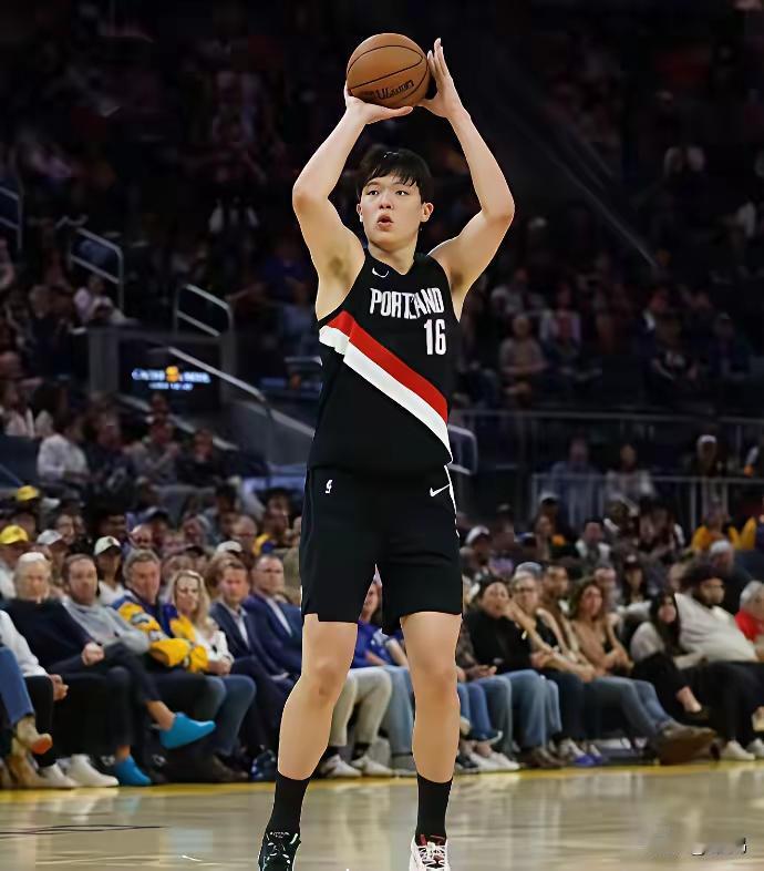 10月15日，2025-26赛季NBA季前赛继续进行，开拓者队再次对阵勇士。开拓