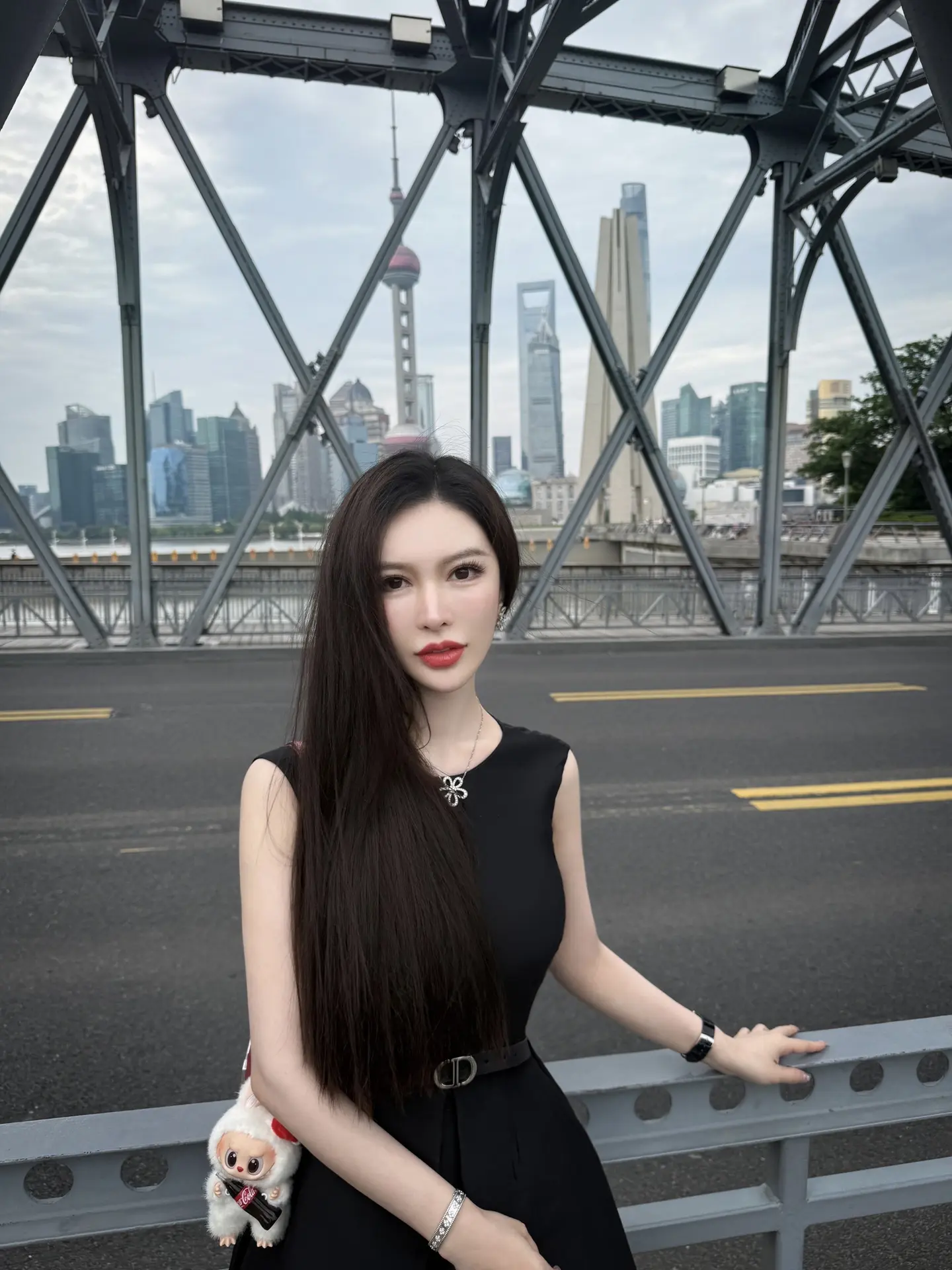 “保持热爱，总会有许多瞬间告诉你，生活温柔，且浪漫”“上海的午后，永远...