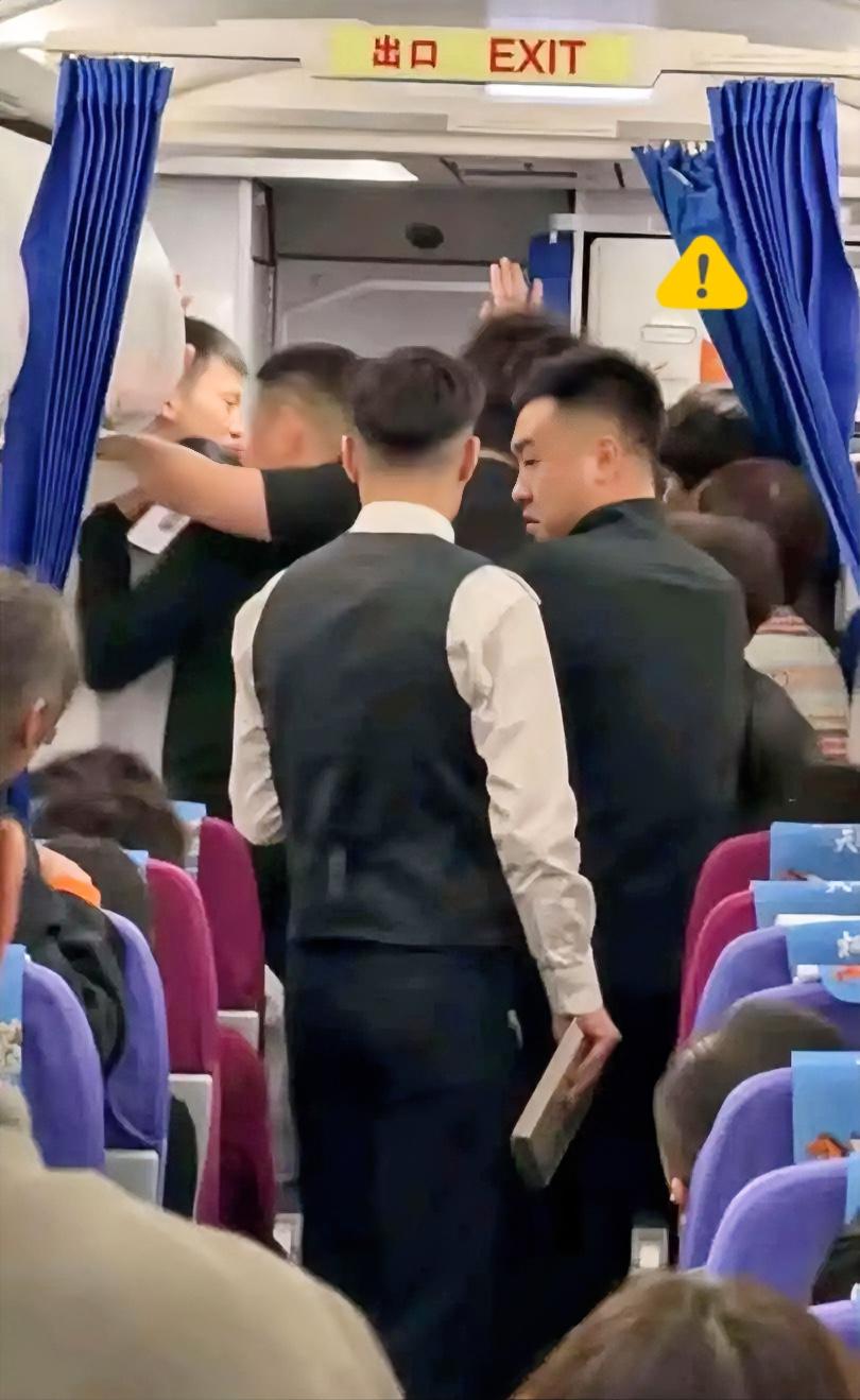 11月10日，成都飞石家庄的航班登机口，争吵声打破了原本的秩序，这位准妈妈买票时