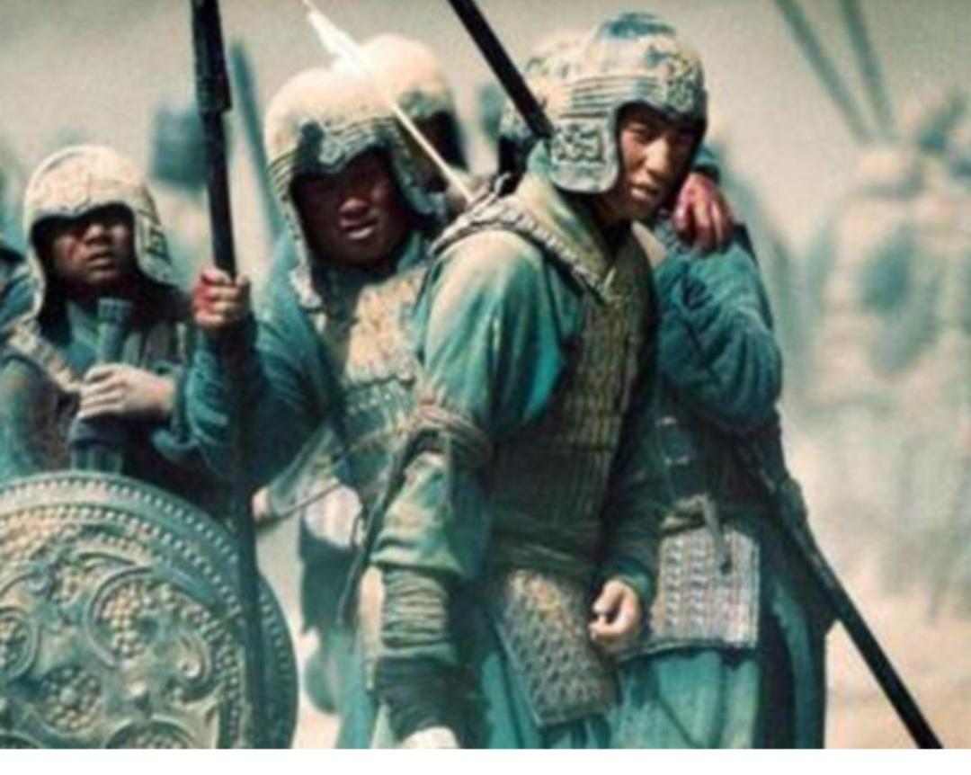 在那片被浓雾笼罩的古战场上，夹城之战如一幕神秘的戏剧缓缓展开。这里，没有耀眼的火