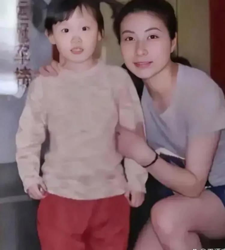 这张照片拍摄于2009年，28岁的郭晶晶与一个5岁小女孩的合影旧照，没想到十二年
