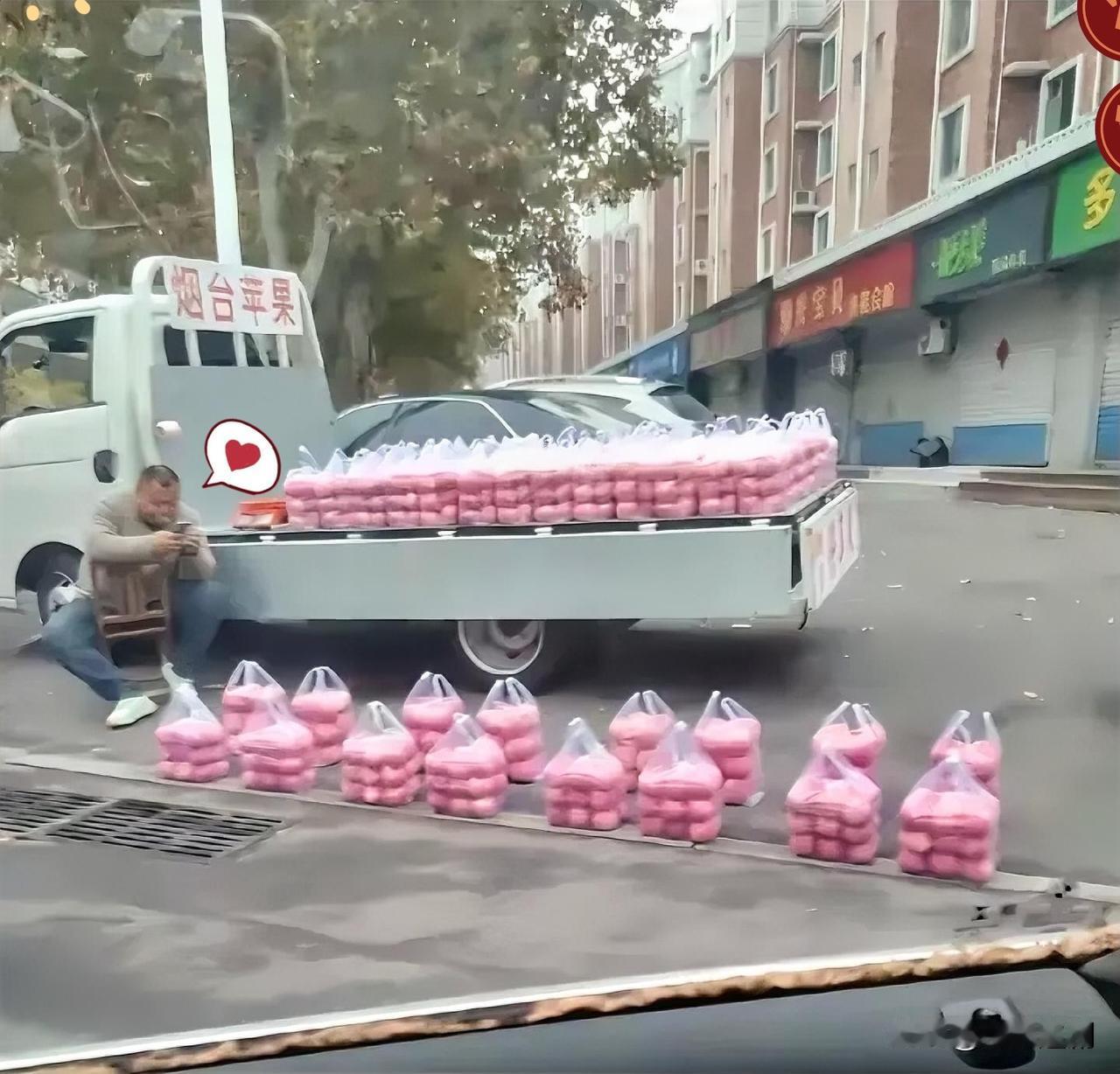 山东这位卖苹果的大哥火了，凭一己之力卷疯水果摊！那苹果摆得比仪仗队还整齐，路过的